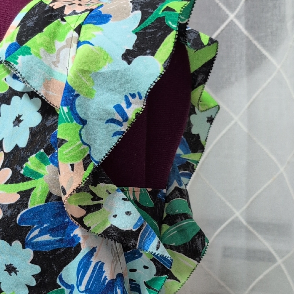 Floral V-Neck Ruffle Sleeve Top - Picture 4 of 6